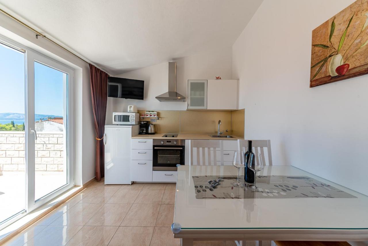 Apartments Kristian Бол Екстериор снимка