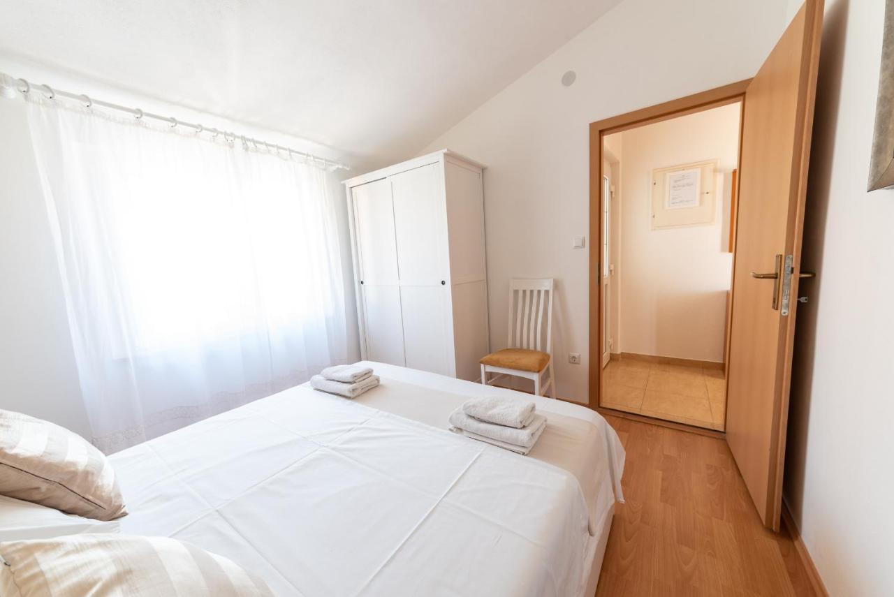 Apartments Kristian Бол Екстериор снимка