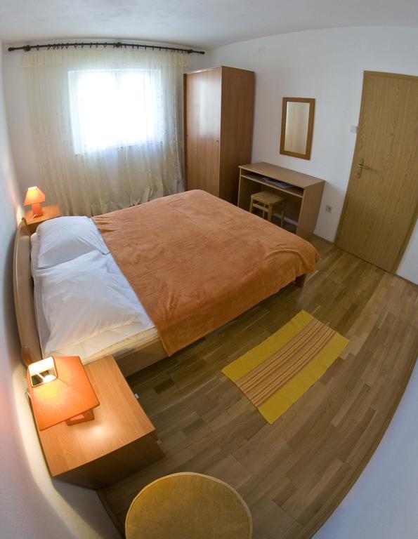 Apartments Kristian Бол Стая снимка
