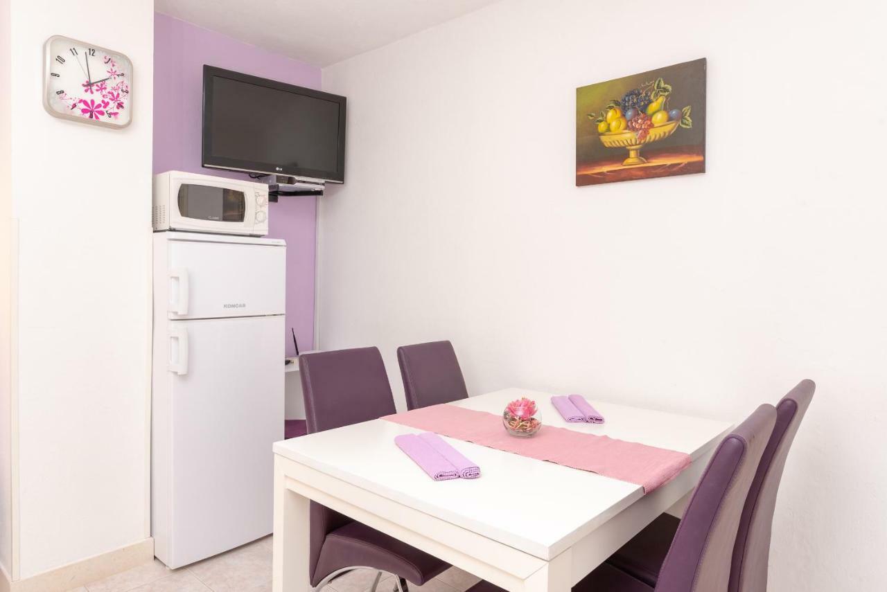 Apartments Kristian Бол Екстериор снимка