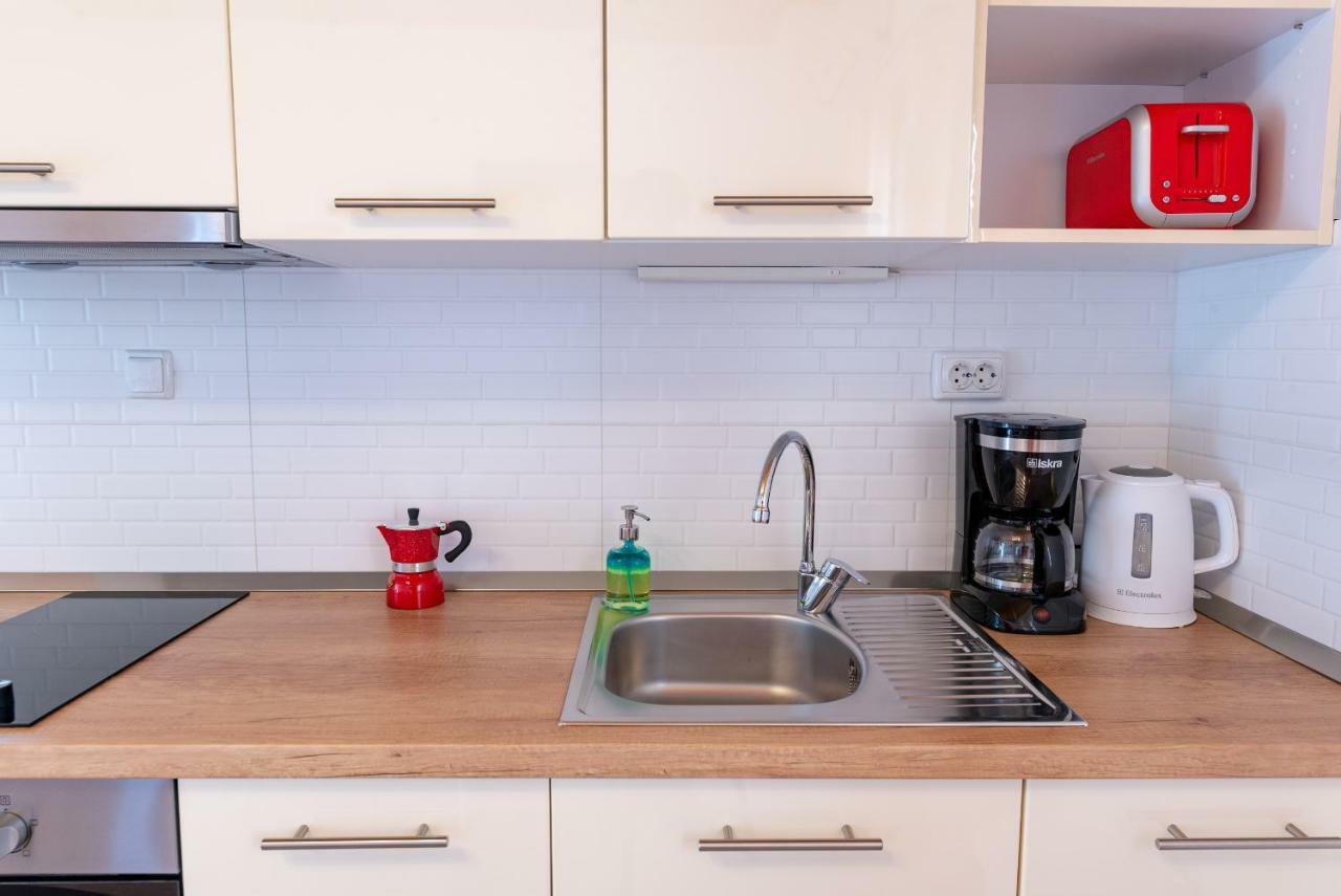 Apartments Kristian Бол Екстериор снимка