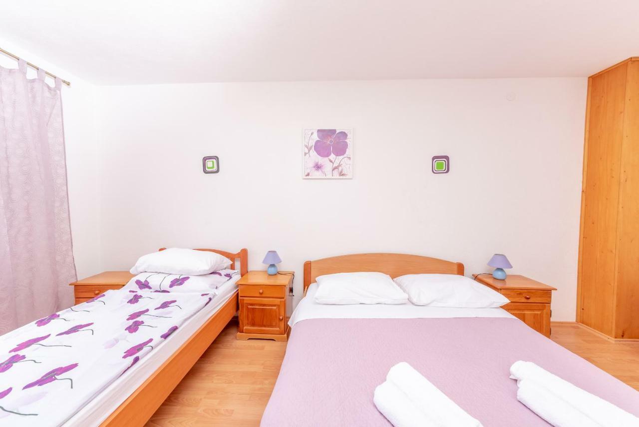 Apartments Kristian Бол Екстериор снимка